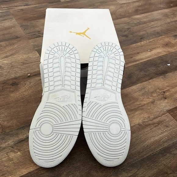 Brand new, never been worn women’s Air Jordan 1 low se “grey cream.” - Picture 2 of 5
